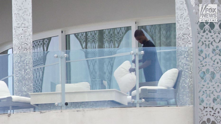 Ein Mann bereitet den Balkon von Sam Bankman-Frieds Penthouse vor