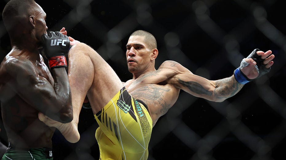 Alex Pereira knees Israel Adesanya