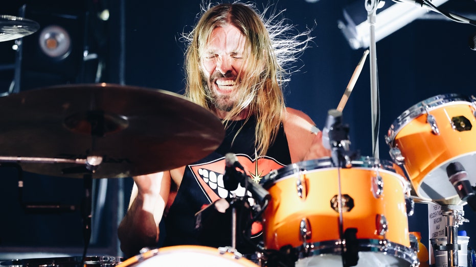 Taylor Hawkins drumming