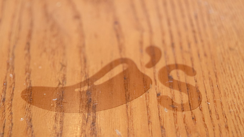 chilis logo table