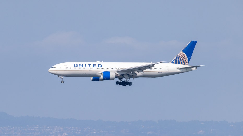 A United Airlines plane lands at San Francisco International Airport (SFO)