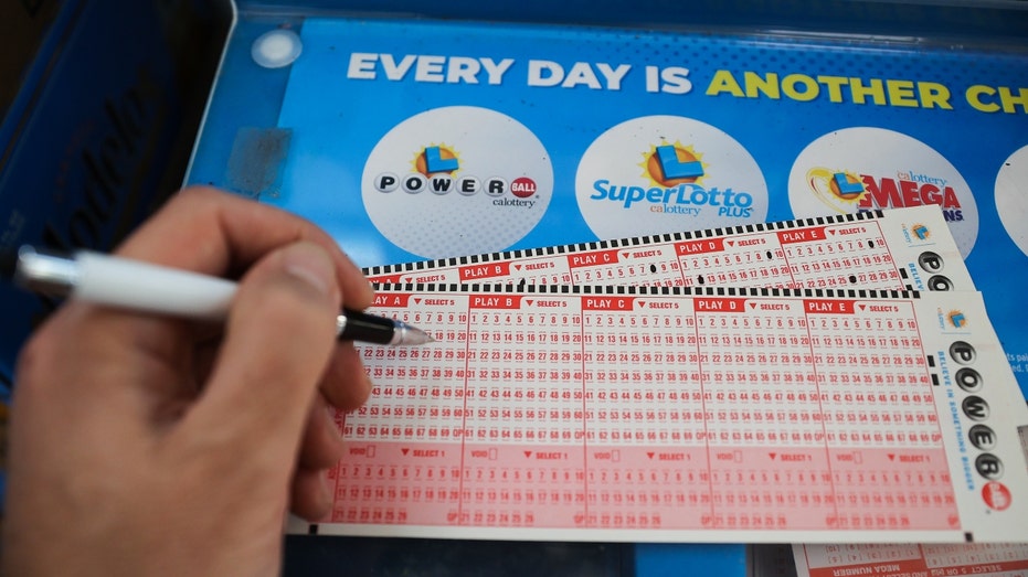 A person fills out the Powerball numbers