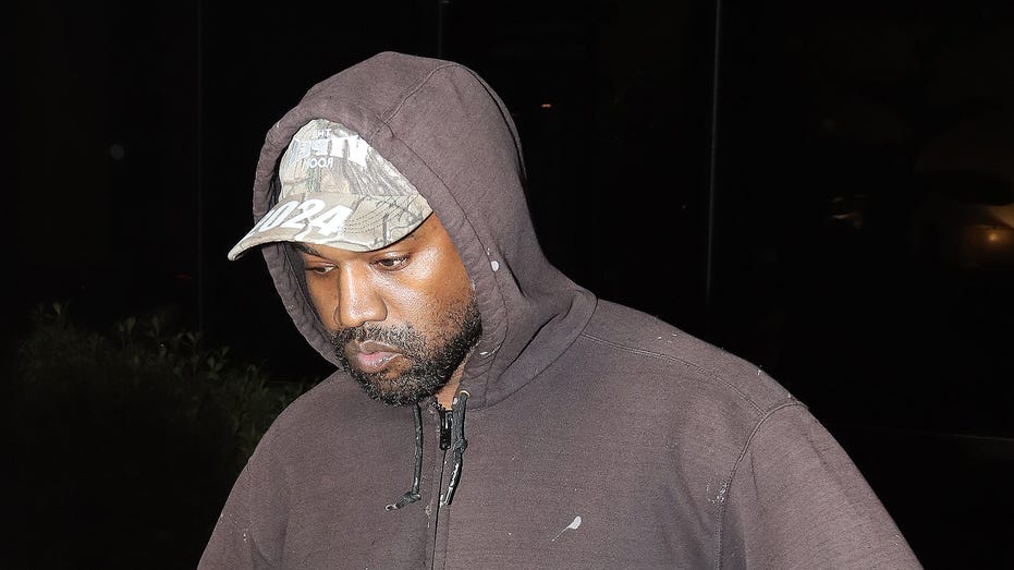 Kanye West caminando