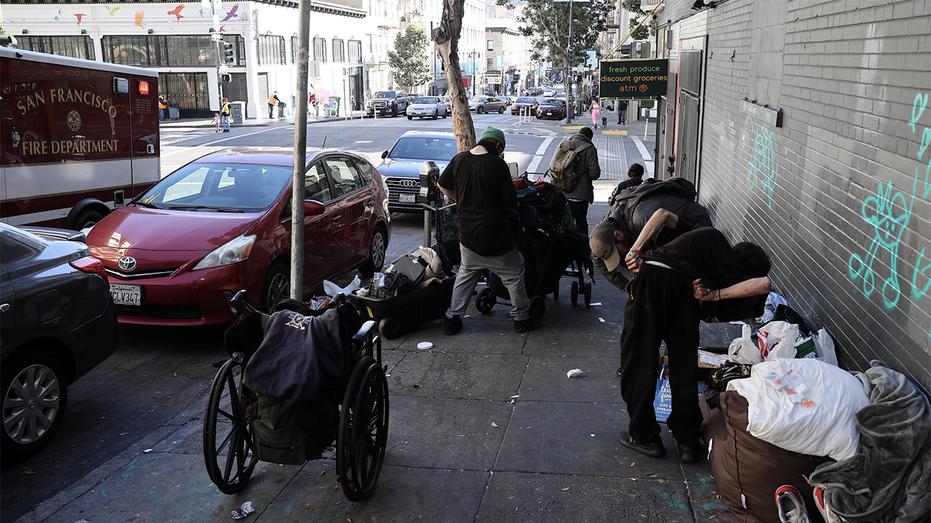 El gobernador de California, Gavin Newsom, retiene $ 1 mil millones y rechaza los planes locales para personas sin hogar