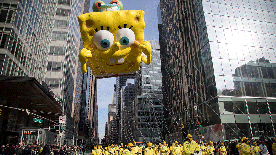 SpongeBob Squarepants ลอยอยู่ในขบวนพาเหรดวันขอบคุณพระเจ้าของ Macy