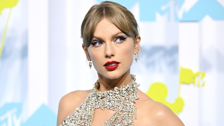 Taylor Swift at 2022 MTV VMAs red carpet