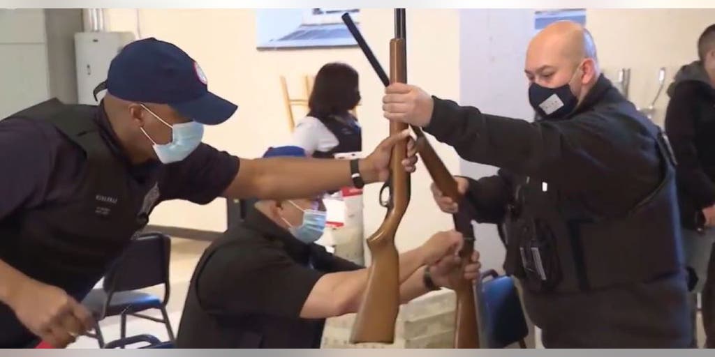 Chicago police offer to pay people to surrender their guns - Vimarsana News