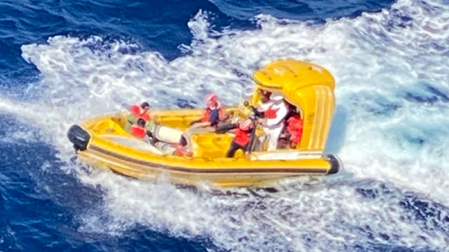 Balseros cubanos son rescatados en el océano.