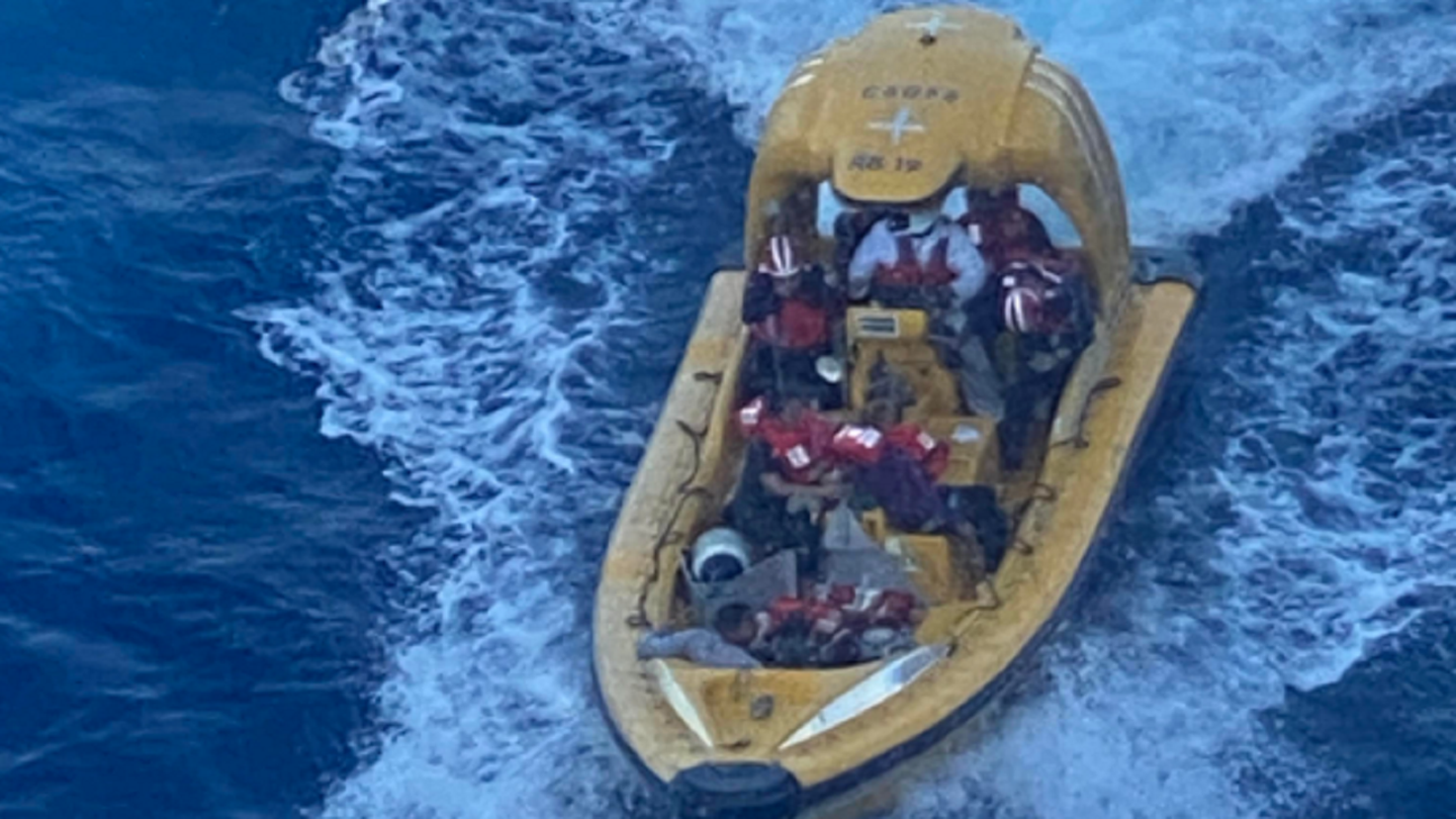 Un grupo de balseros cubanos es rescatado en el mar