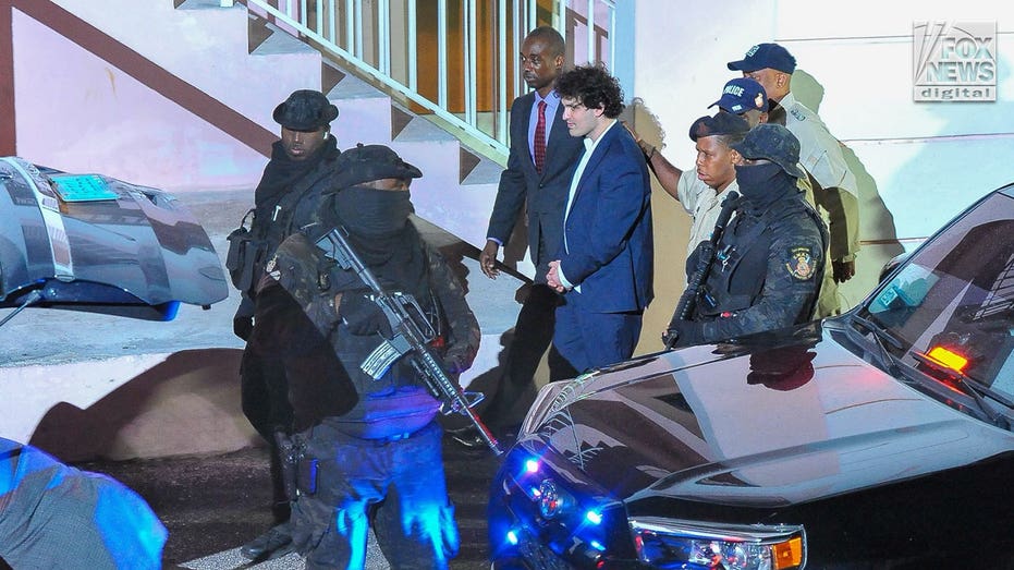 Ο SBF συνοδεύεται σε ένα αυτοκίνητο από ένοπλους αστυνομικούς