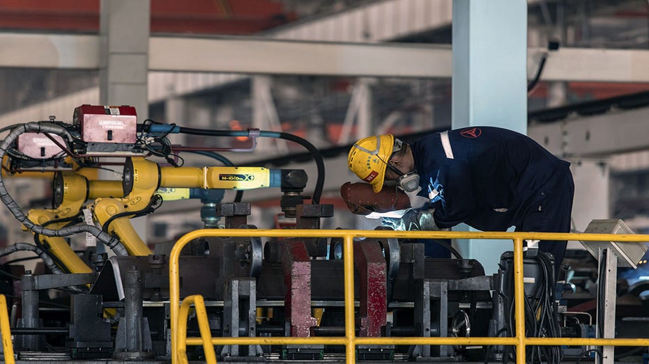 Assembly line worker at Shanghai Sany Heavy 