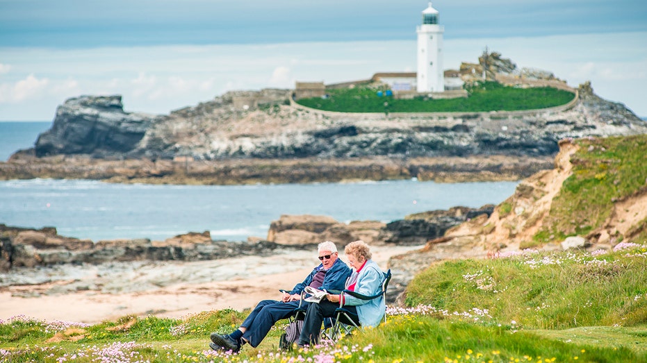 elderly couple 