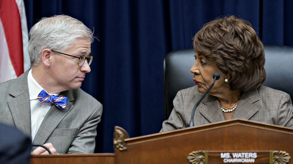 La representante Maxine Waters, demócrata de California y presidenta del Comité de Servicios Financieros de la Cámara de Representantes, a la derecha, y el representante Patrick McHenry, miembro de alto rango, durante una audiencia que investiga el colapso de FTX en Washington, D.C.