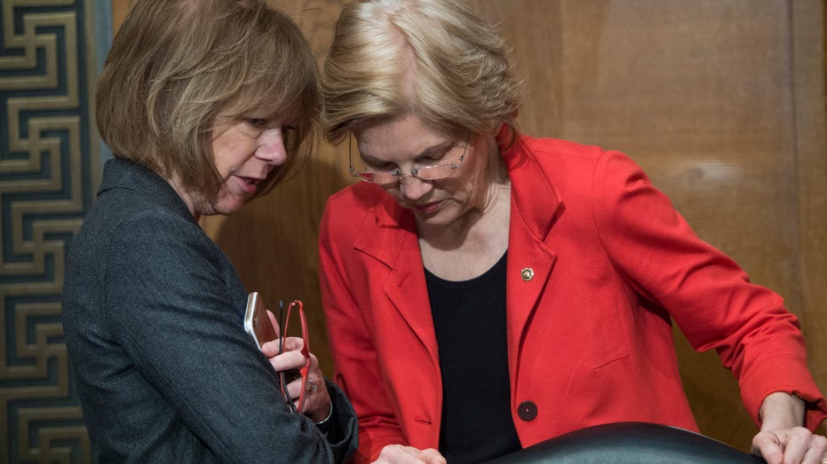 Senators Tina Smith and Elizabeth Warrent at a Senate HELP Committee hearing