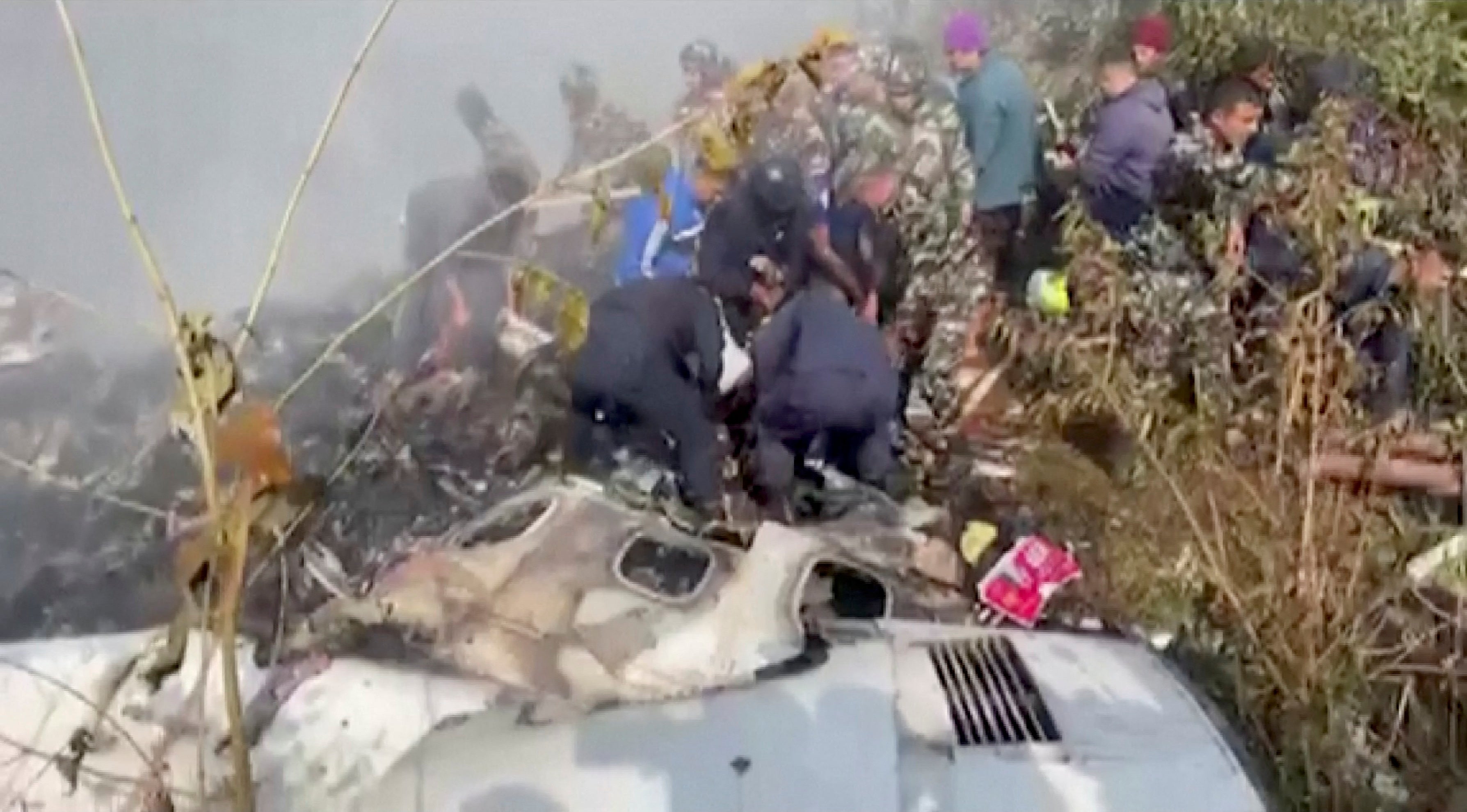 ネパールの墜落事故：飛行機が峡谷に不可解に衝突した後、研究者はブラックボックスを回収します