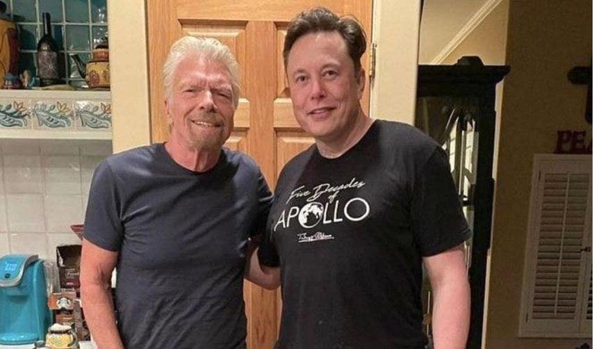 Richard Branson zegt dat Elon Musk hem vorig jaar om 2 uur ’s nachts voor een ruimtevlucht in zijn keuken verraste