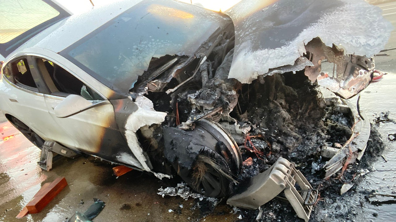 Urzędnicy powiedzieli, że Tesla spontanicznie zapalił się na autostradzie w Kalifornii