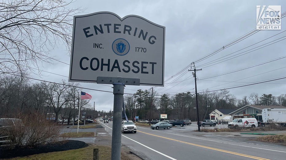 Enter Cohasset sign