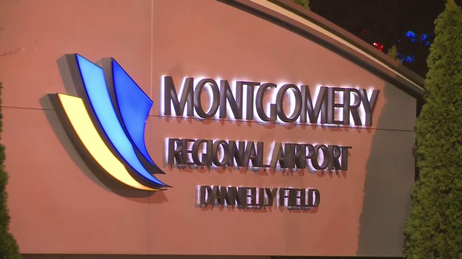 لافتة مطار مونتغومري الإقليمي في ألاباما بعد وفاة أحد أفراد الطاقم الأرضي