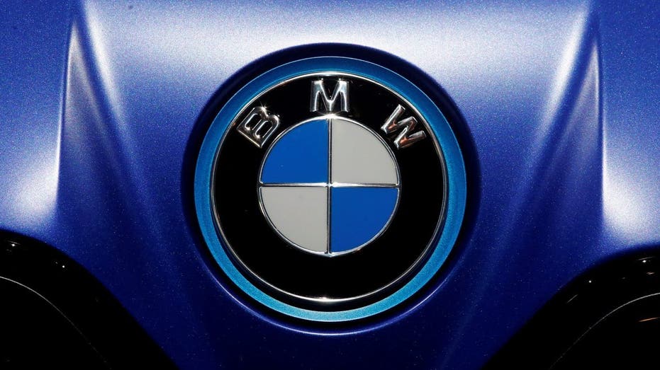 Logo BMW sul cofano