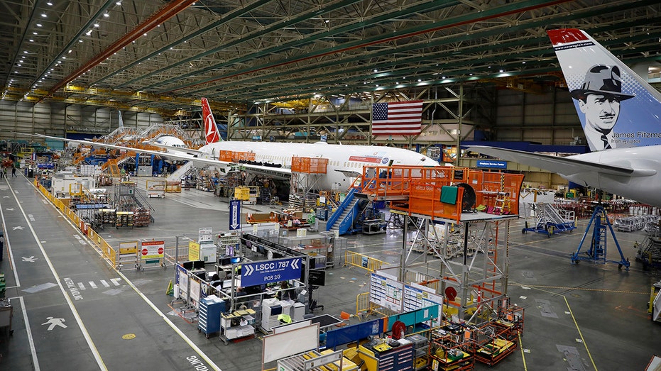 Planes on Boeing assembly line