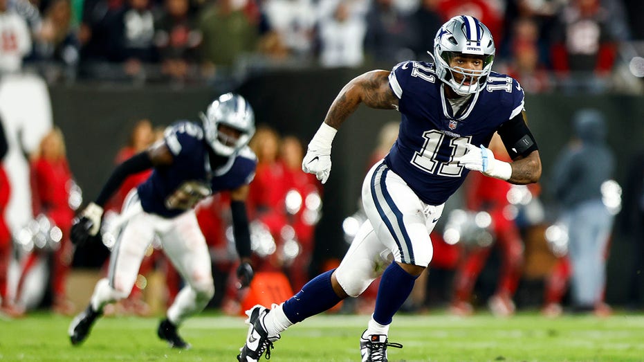 Micah Parsons runs down the football field