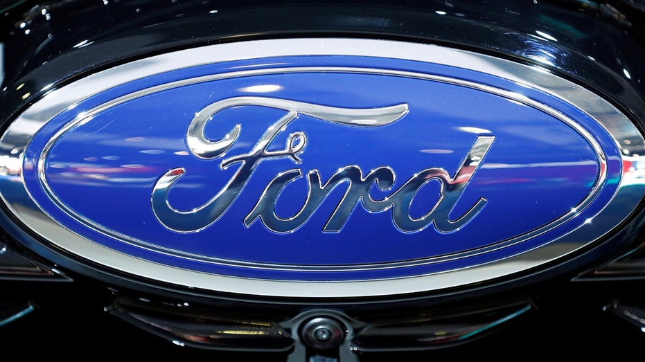 Logotipo corporativo da Ford em um salão automóvel