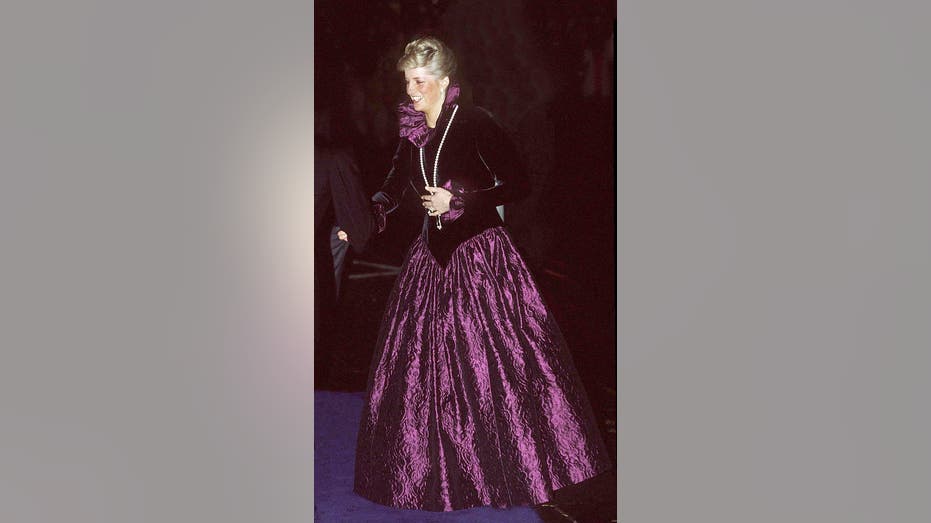 Princesa Diana em um evento de caridade usando um colar de crucifixo