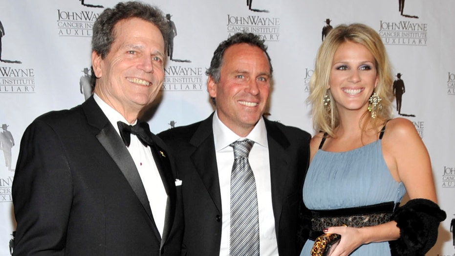 Patrick Wayne, Ethan Wayne an Jennifer Wayne besichen de 24th Annual Odyssey Ball am Beverly Hilton Hotel
