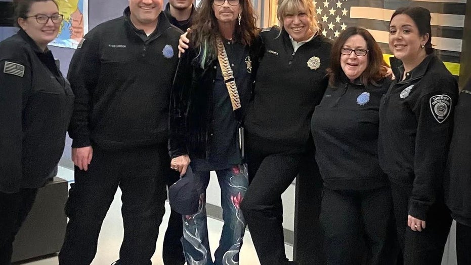 steven tyler with first responders 