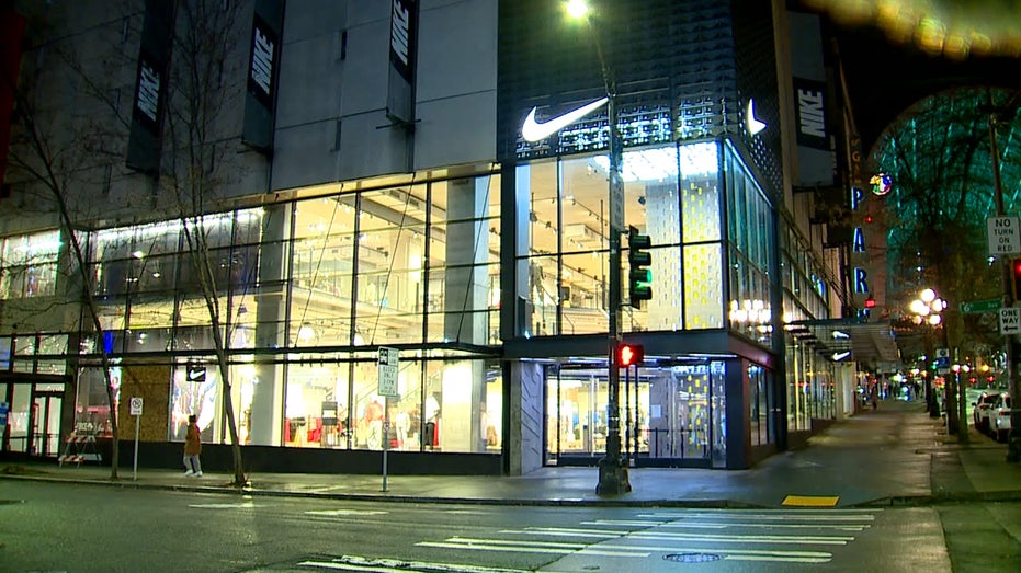 Medicina Forense Tamano relativo Bañera Nike closing downtown Seattle store amid crime wave | Fox Business