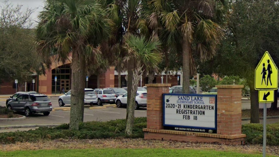 Sand Lake Elementary في FL