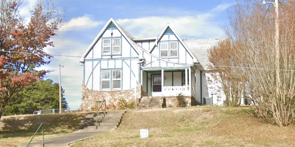 Bill Clinton's childhood home in Arkansas hits the market - Vimarsana News
