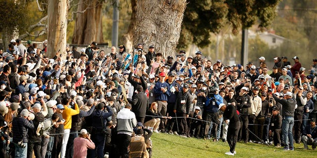 Tiger Woods joue son deuxième coup au 13e trou lors du deuxième tour du Genesis Invitational au Riviera Country Club de Los Angeles le 17 février 2023.
