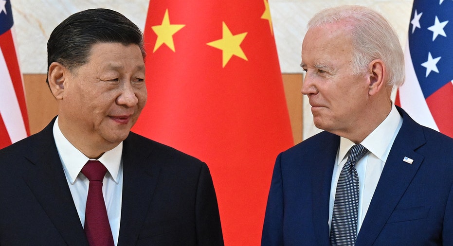 Joe Biden next to Xi Jinping
