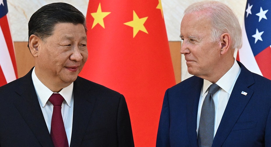 Joe Biden next to Xi Jinping