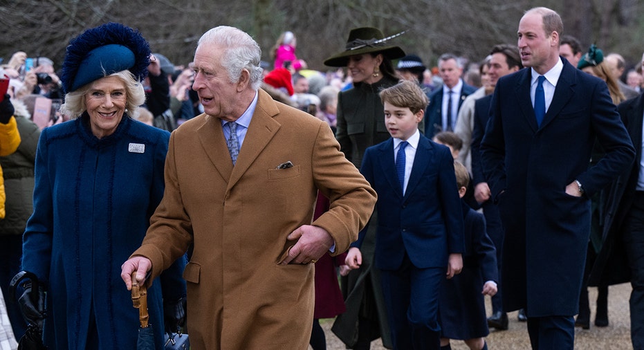 Royal family walks to Christmas service