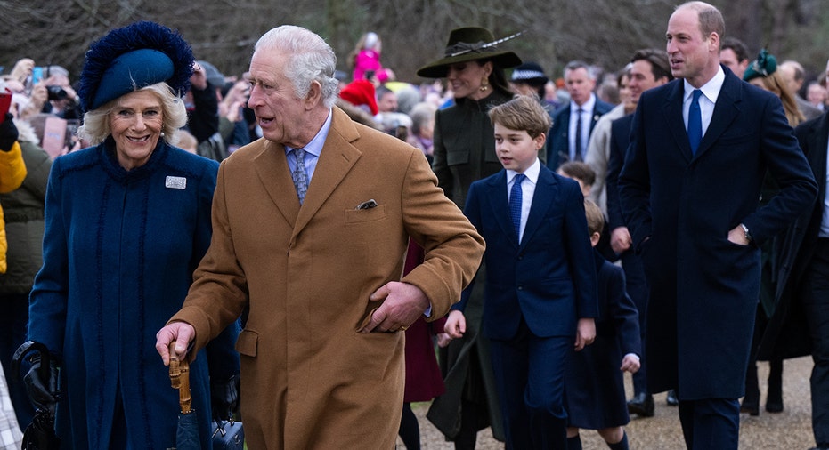 Royal family walks to Christmas service