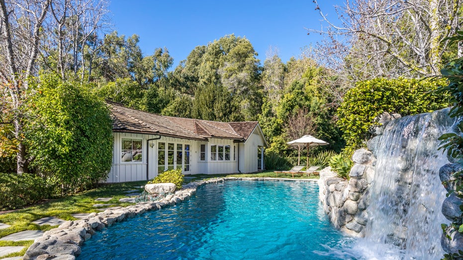 Jim Carrey waterfool pool included in mansion