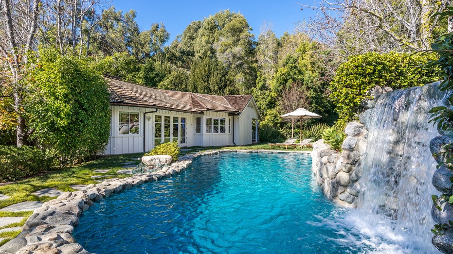 Jim Carrey waterfool pool included in mansion