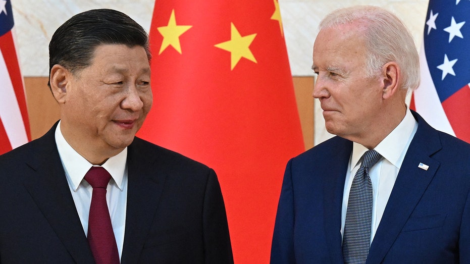 Joe Biden next to Xi Jinping