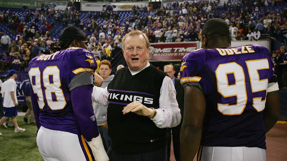 Red McCombs with Vikings players