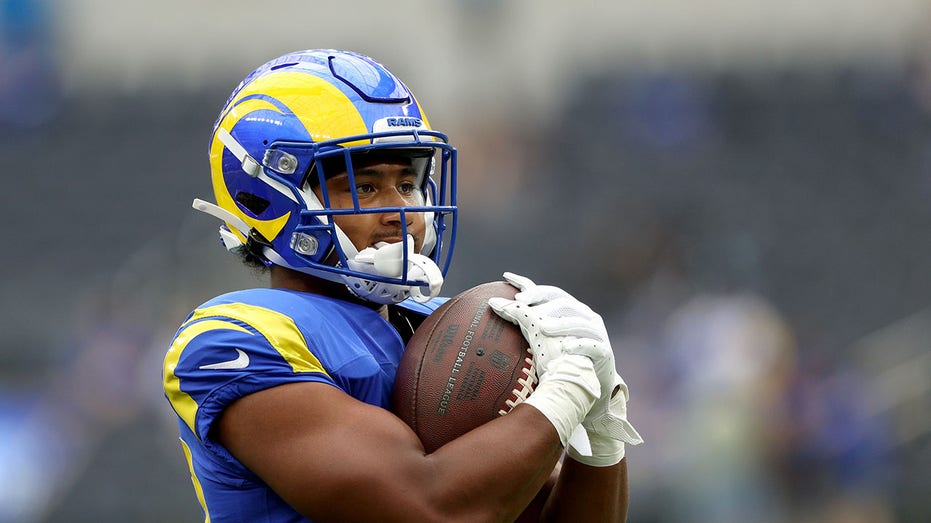 Ronnie Rivers warms up before a game