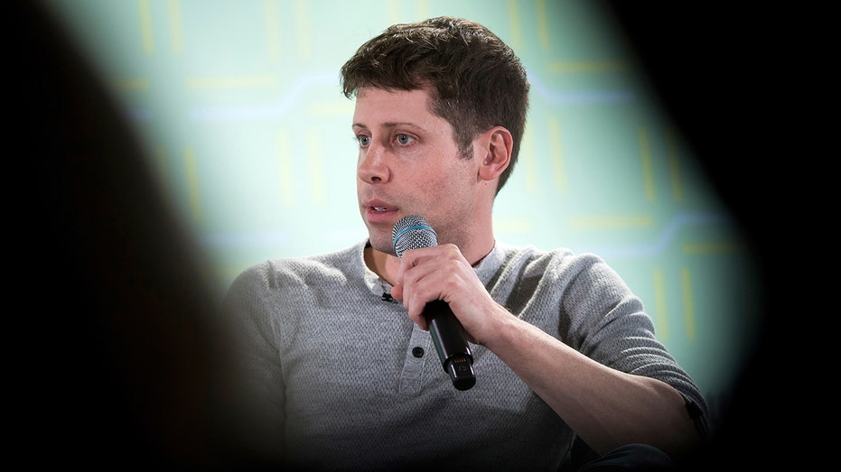 OpenAI CEO'su Sam Altman sahnede