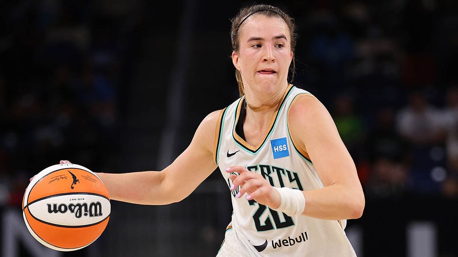 Sabrina Ionescu dribbling