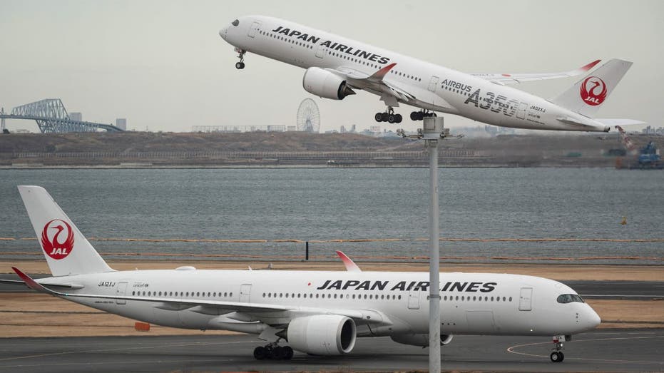 JAL airplanes taking off