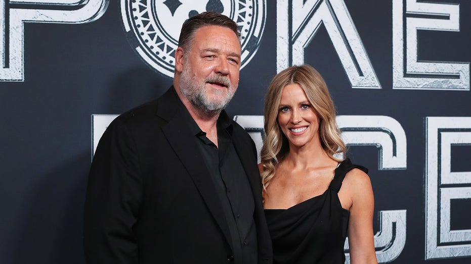 Russell Crowe smiling with girlfriend Britney Theriot