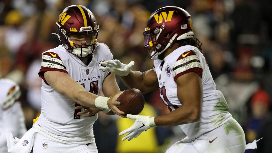 Washington Commanders play football