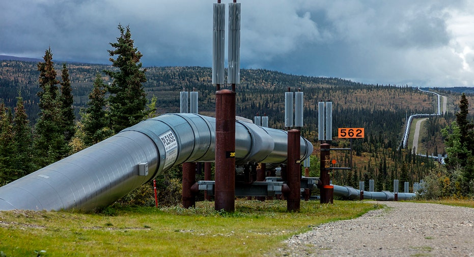 Oil pipeline runs through Alaska ground