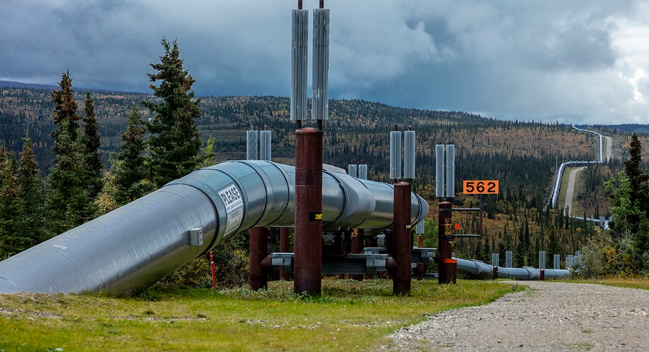 Oil pipeline runs through Alaska ground